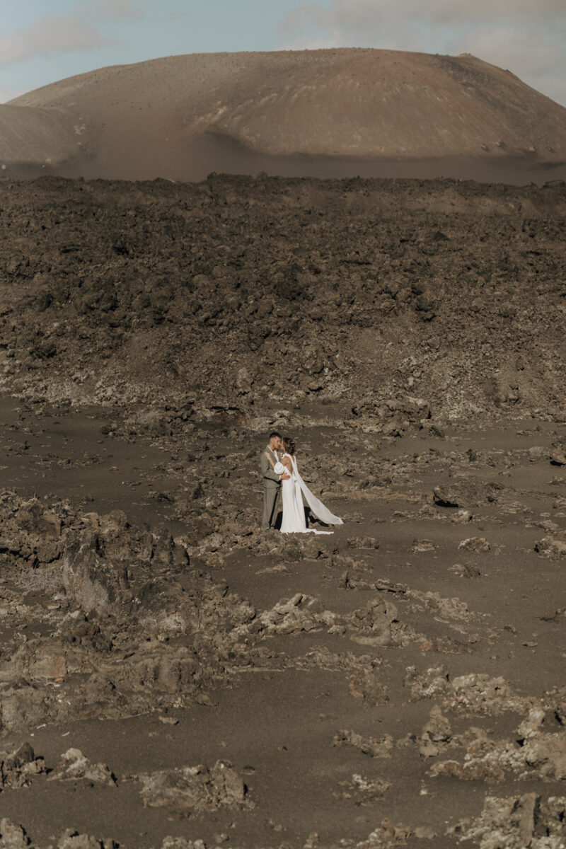 Destination Wedding Portfolio Hochzeitspaar in weiter Landschaft auf Lanzarote