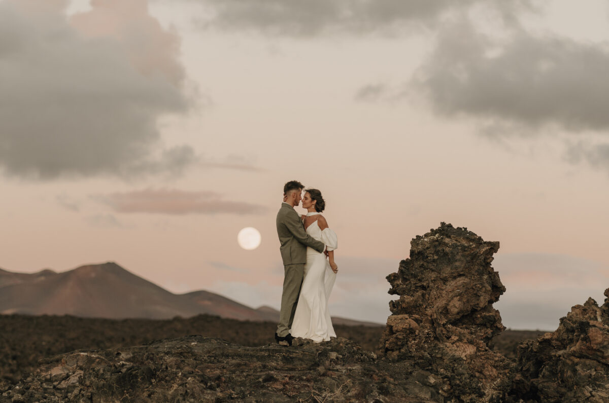 Destination Wedding Portfolio Hochzeitspaar vor untergehender Sonne auf Lanzarote