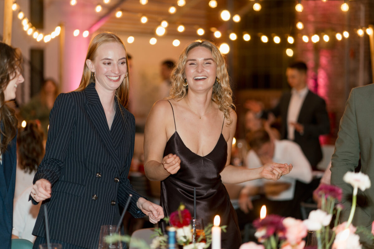 Hochzeitsportfolio, Hochzeitsgäste feiern und lachen bei der Hochzeitsfeier | Hochzeitsfotografie Köln