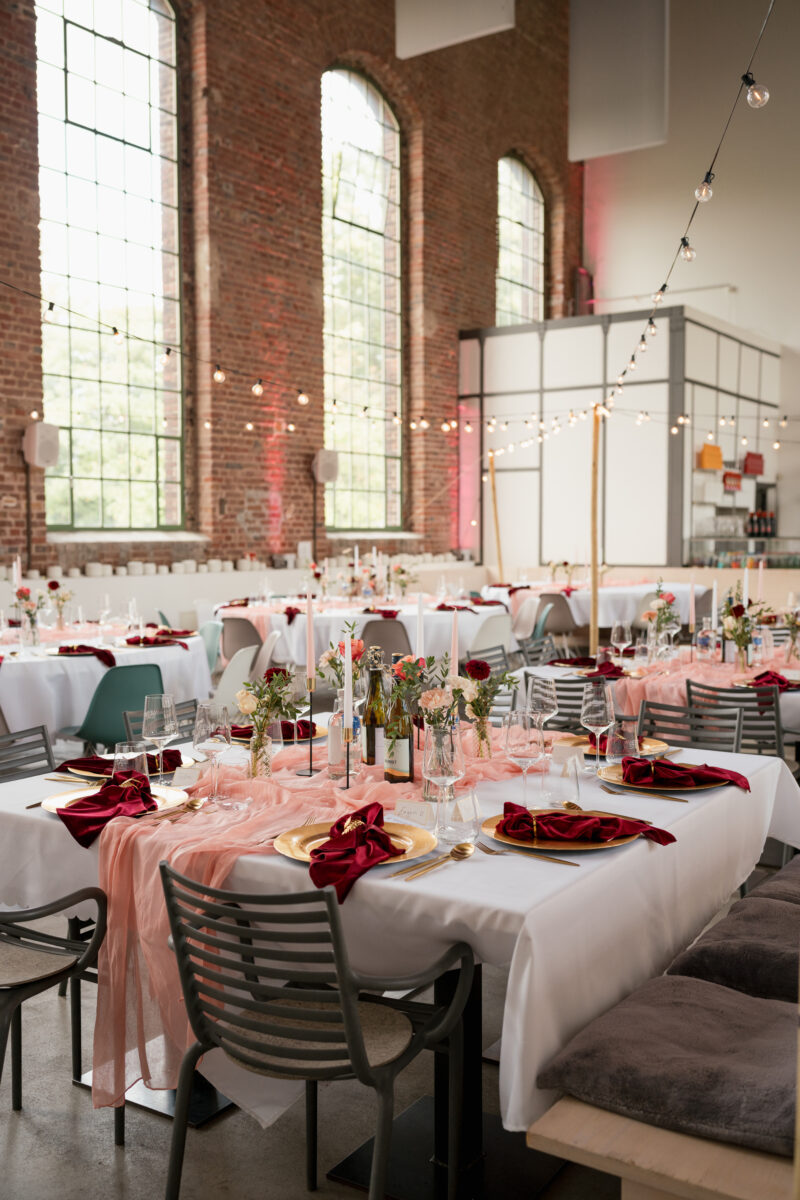 Hochzeitsportfolio, Festlich dekorierter Hochzeitssaal für die Hochzeitsfeier | Hochzeitsfotografin NRW