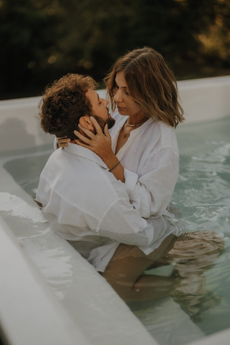 Akt- und Erotikfotografie Portfolio, Mann und Frau in weißem Hemd zusammen in Pool