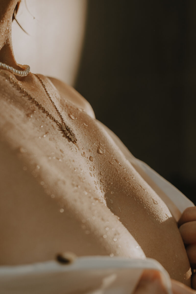 Akt- und Erotikfotografie Portfolio, Männerbrust mit Wassertropfen