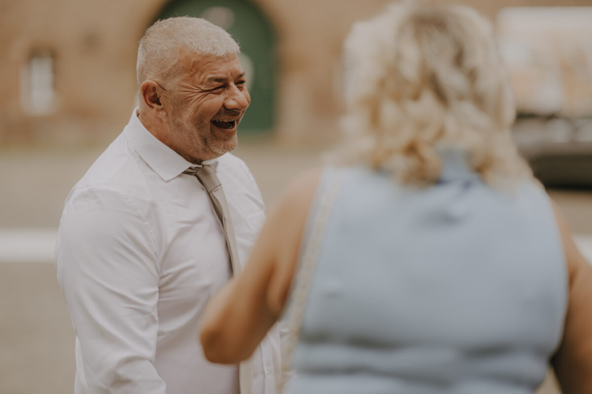 Hochzeitsportfolio, Portrait vom Hochzeitsgastwährend er lacht | Hochzeitsfotografin Köln