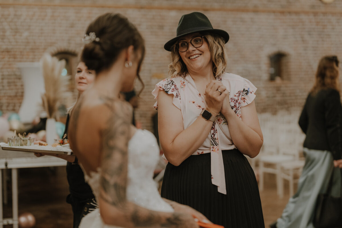 Hochzeitsportfolio, emotionale Reaktion von der Traurednerin nach der Trauung | Hochzeitsreportage NRW