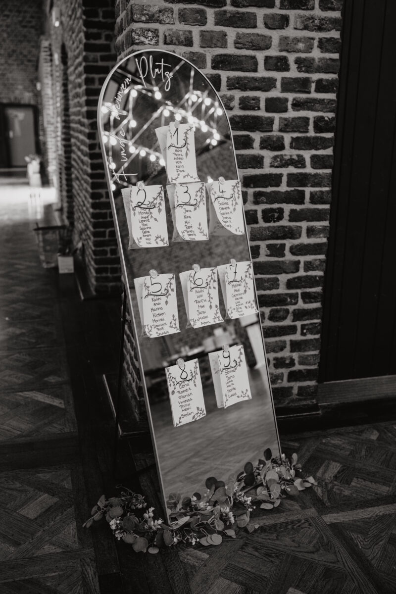 Hochzeitsportfolio, Hochzeitsdekoration mit Sitzplan bei der Hochzeitslocation | Hochzeitsfotografie Köln