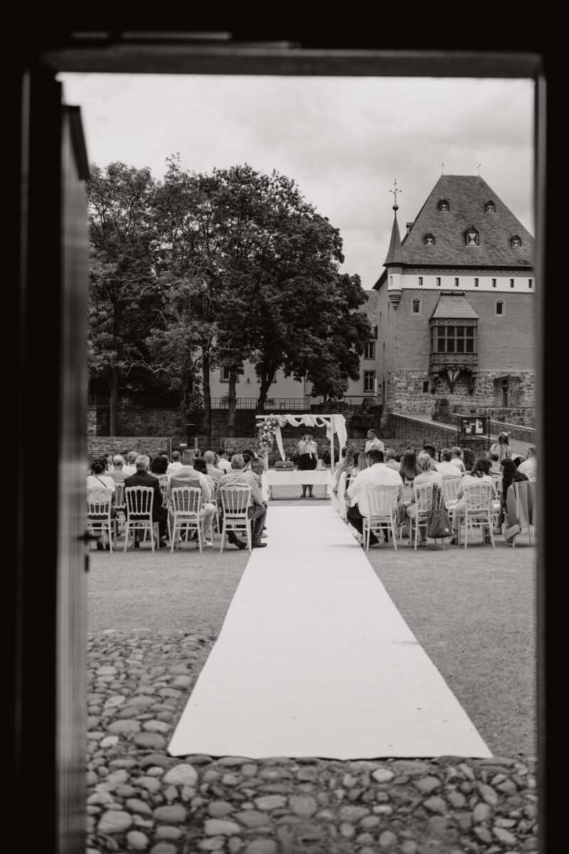 Hochzeitsportfolio, freie Trauung im Schlossgarten mit Hochzeitsgästen | Hochzeitsfotografin NRW