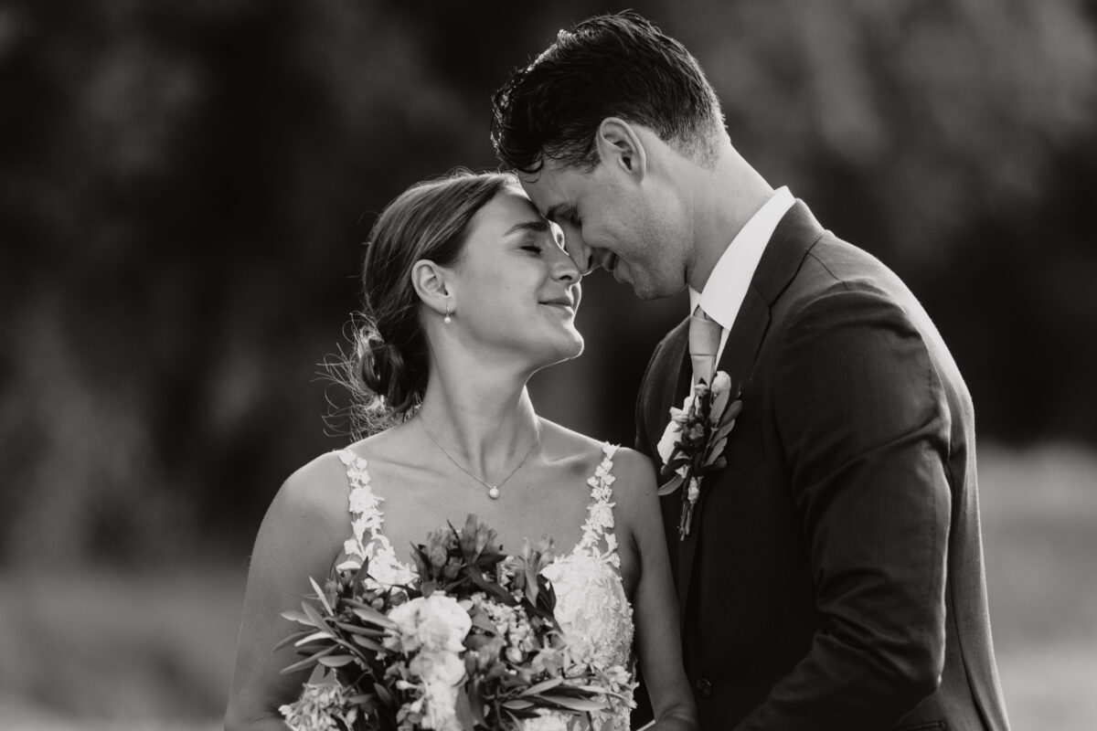Hochzeitsportfolio, Schwarzweiß Hochzeitsfoto eines verliebten Brautpaares, Stirn an Stirm und haben beide die Augen geschlossen | Hochzeitsfotografin Köln