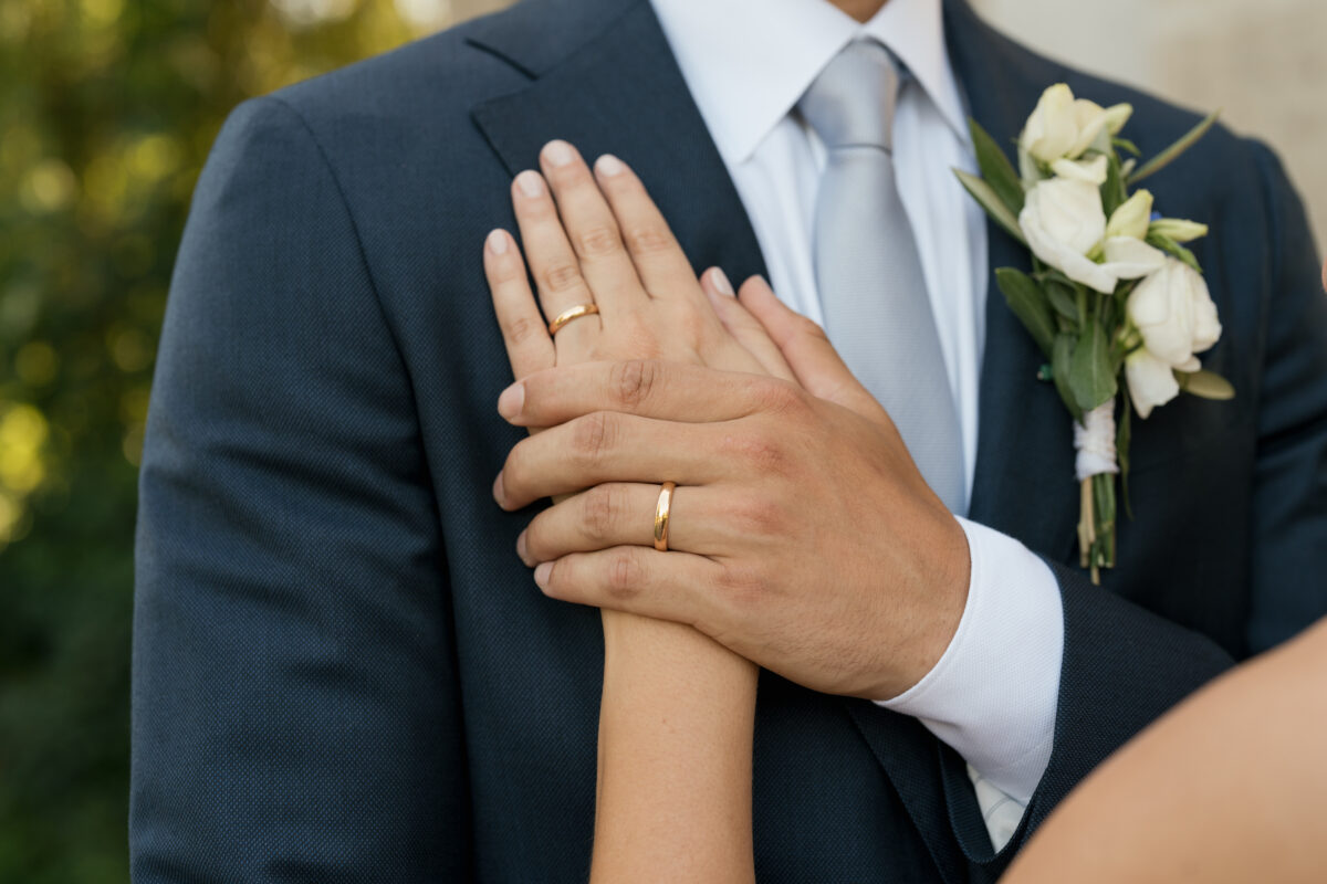 Hochzeitsportfolio, Ringdetail Fotos, Detailfotos von den Händen des Brautpaars mit den Eheringen