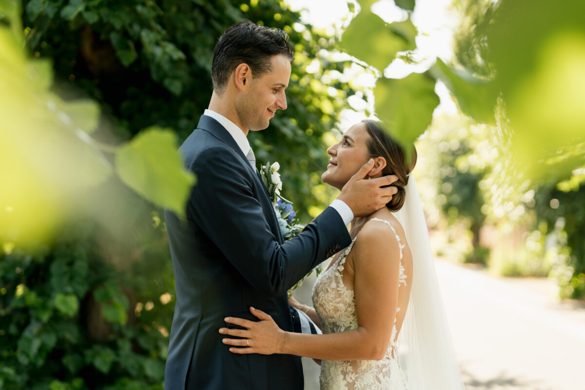 Hochzeitsportfolio, Hochzeitspaar steht sich gegenüber und schauen sich tief in die Augen