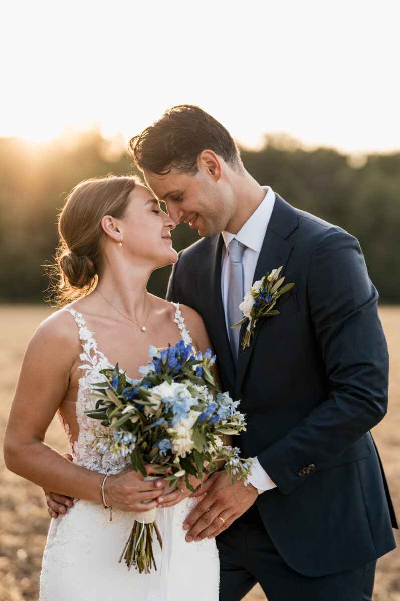 Hochzeitsportfolio, Hochzeitspaar steht zueinandergewandt, Nase an Nase und beide haben ihre Auge geschlossen