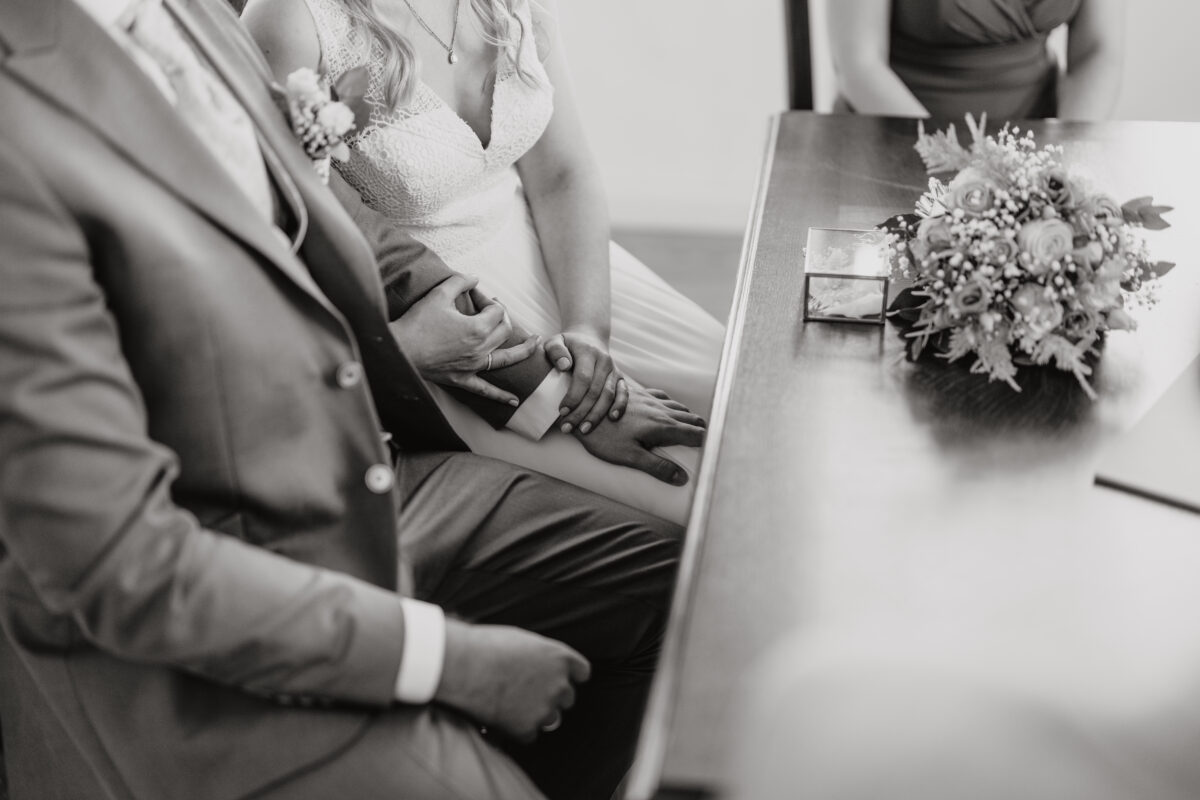 Hochzeitsportfolio, Detailaufnahme der Hände des Brautpaares während der Trauung | Hochzeitsreportage Köln
