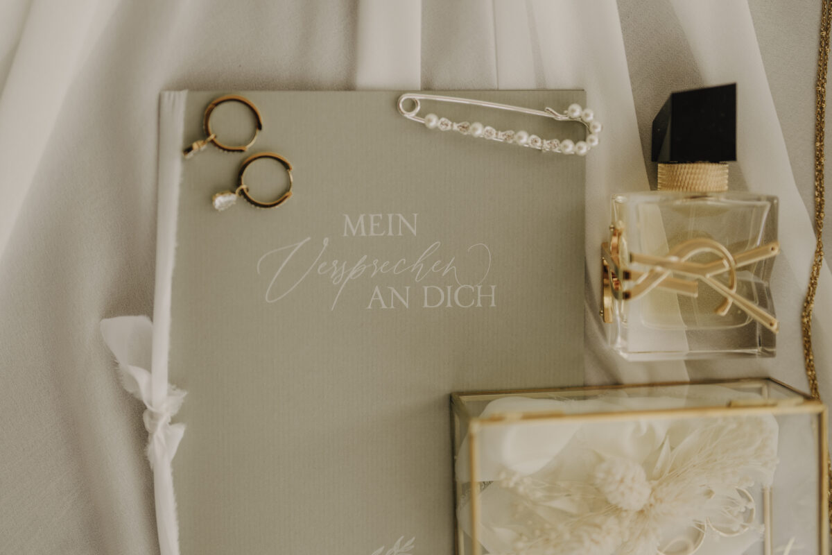 Hochzeitsportfolio, Hochzeitsdetails mit Eheringen und Schmuck | Hochzeitsfotografie Köln