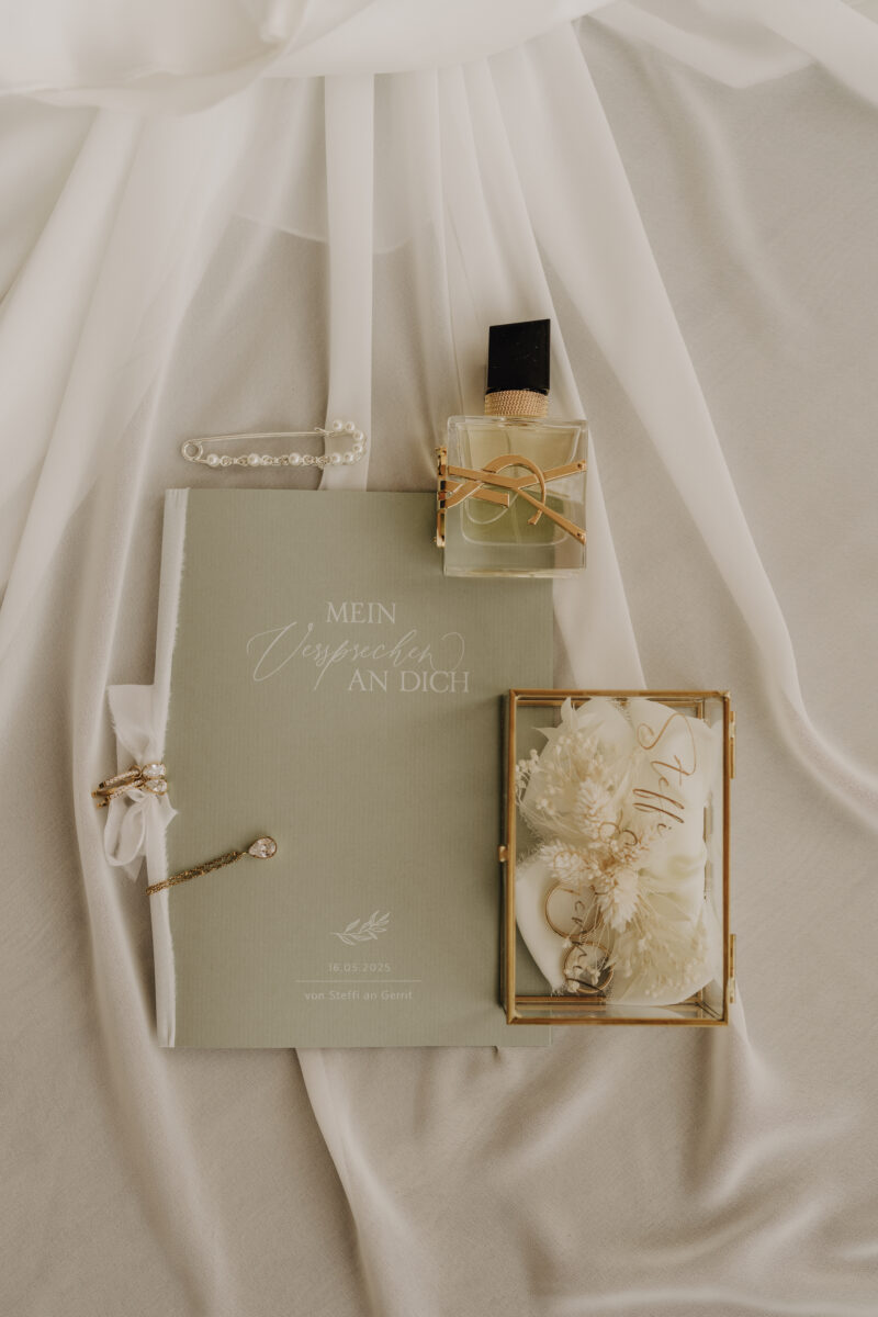 Hochzeitsportfolio, Hochzeitsdetails mit Parfum, Schmuck und Papeterie des Brautpaares | Hochzeitsfotografie NRW