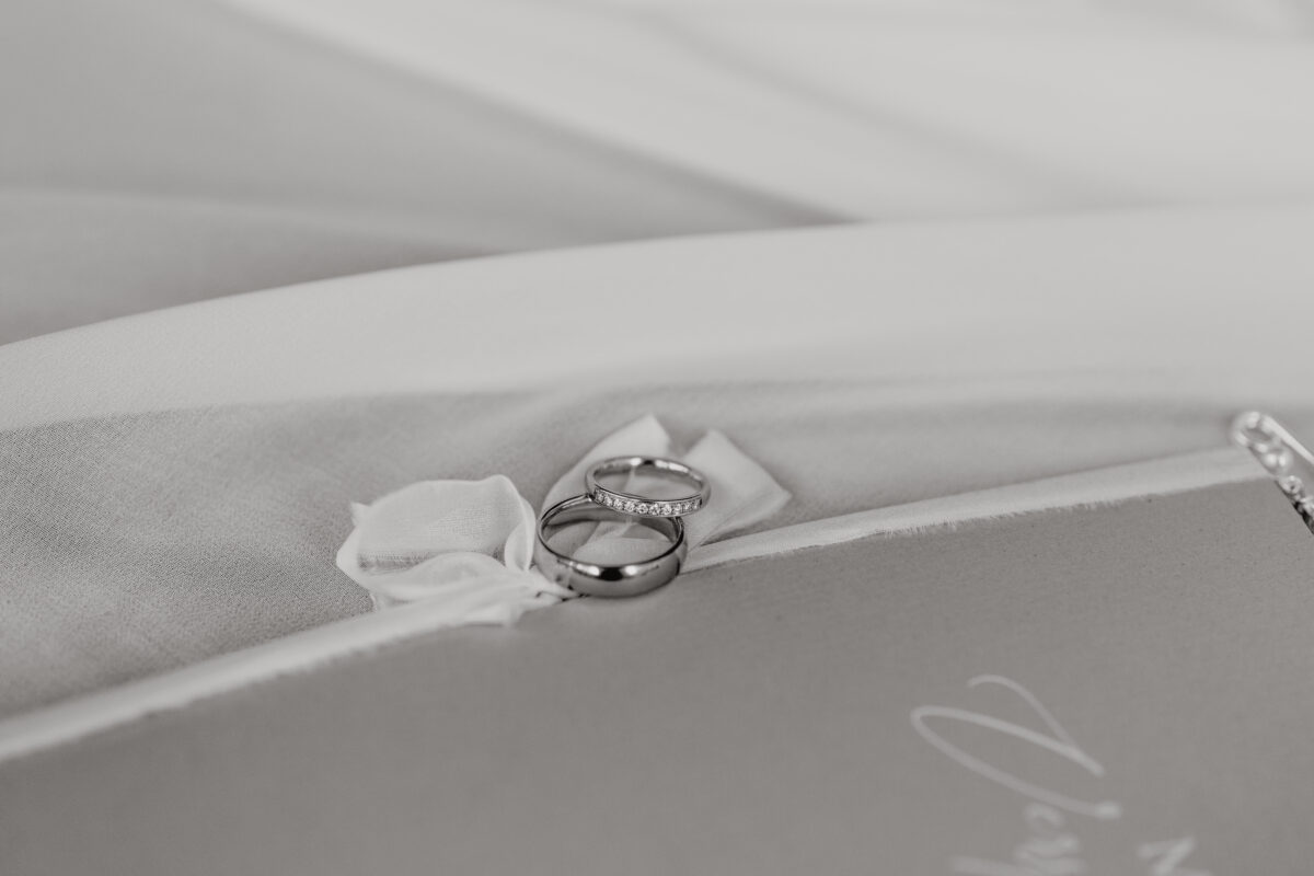 Hochzeitsportfolio, Detailaufnahme in schwarz weiß von den Eheringen