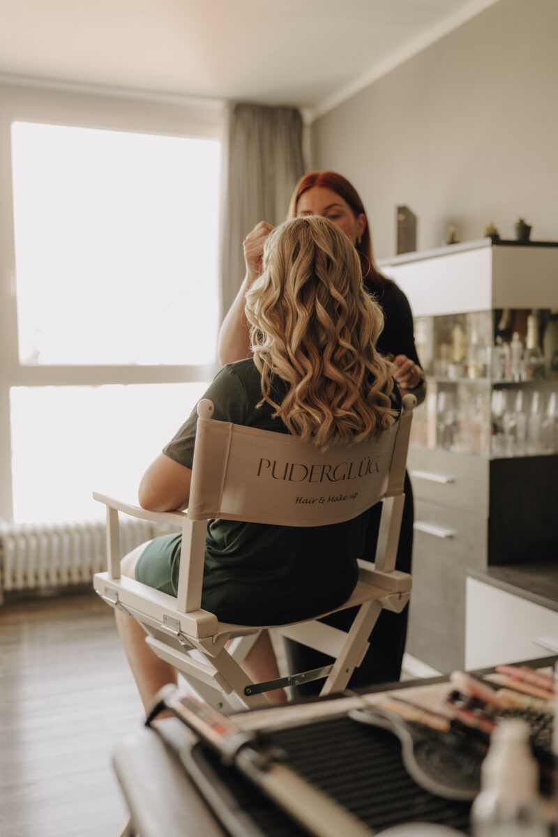 Hochzeitsportfolio, Braut beim Getting Ready während des Hochzeitsstylings | Hochzeitsfotografie Köln