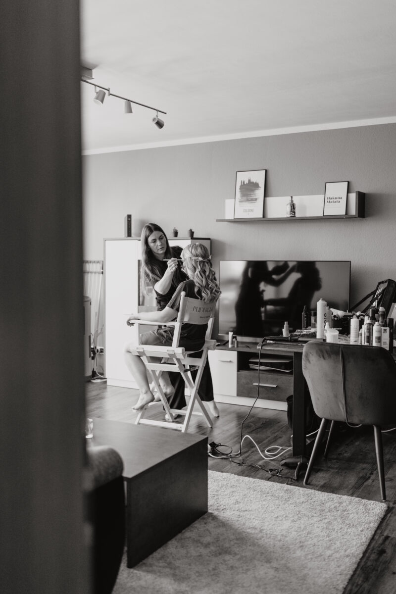 Hochzeitsportfolio, Behind-the-Scenes Moment beim Styling der Braut während des Getting Ready | Hochzeitsfotografie NRW