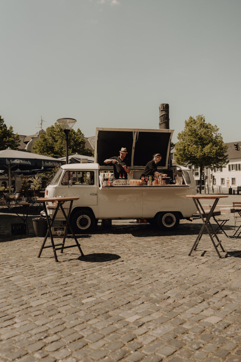 Hochzeitsportfolio, Vintage Foodtruck bei einer Hochzeitslocation während der Feier | Hochzeitsfotografin Köln