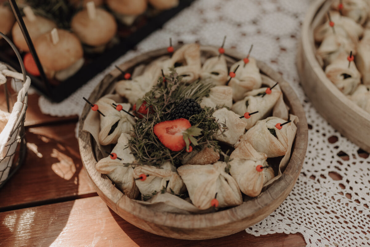 Hochzeitsportfolio, Hochzeitscatering mit Snacks bei der Hochzeitsfeier | Hochzeitsreportage NRW