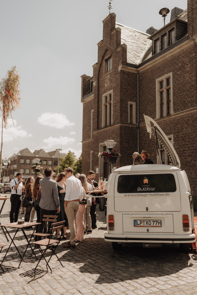 Hochzeitsportfolio, Hochzeitslocation mit Gästen und Vintage Foodtruck nach der Trauung | Hochzeitsreportage Köln