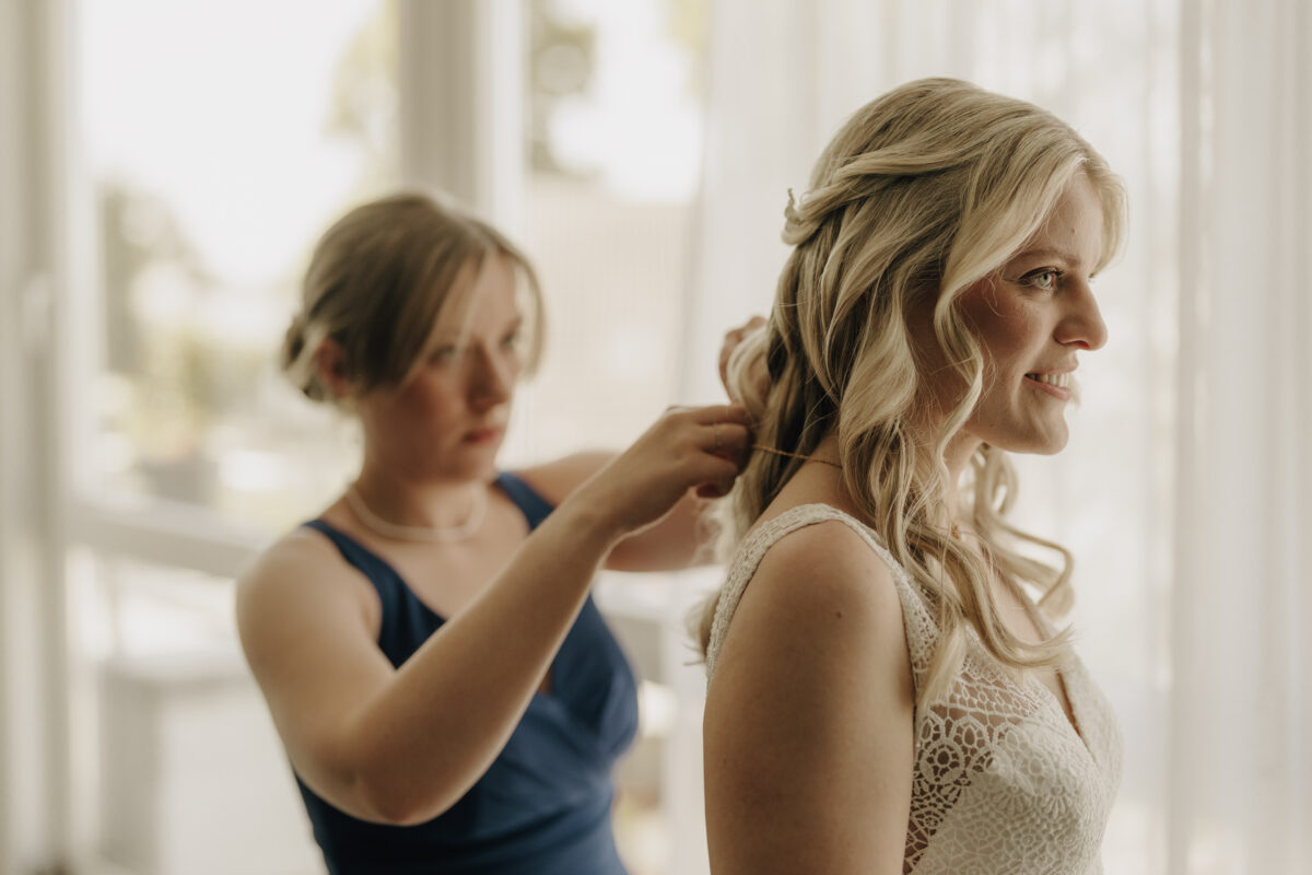 Hochzeitsportfolio, Braut beim Styling während des Getting Ready am Hochzeitstag | Hochzeitsfotografie Köln