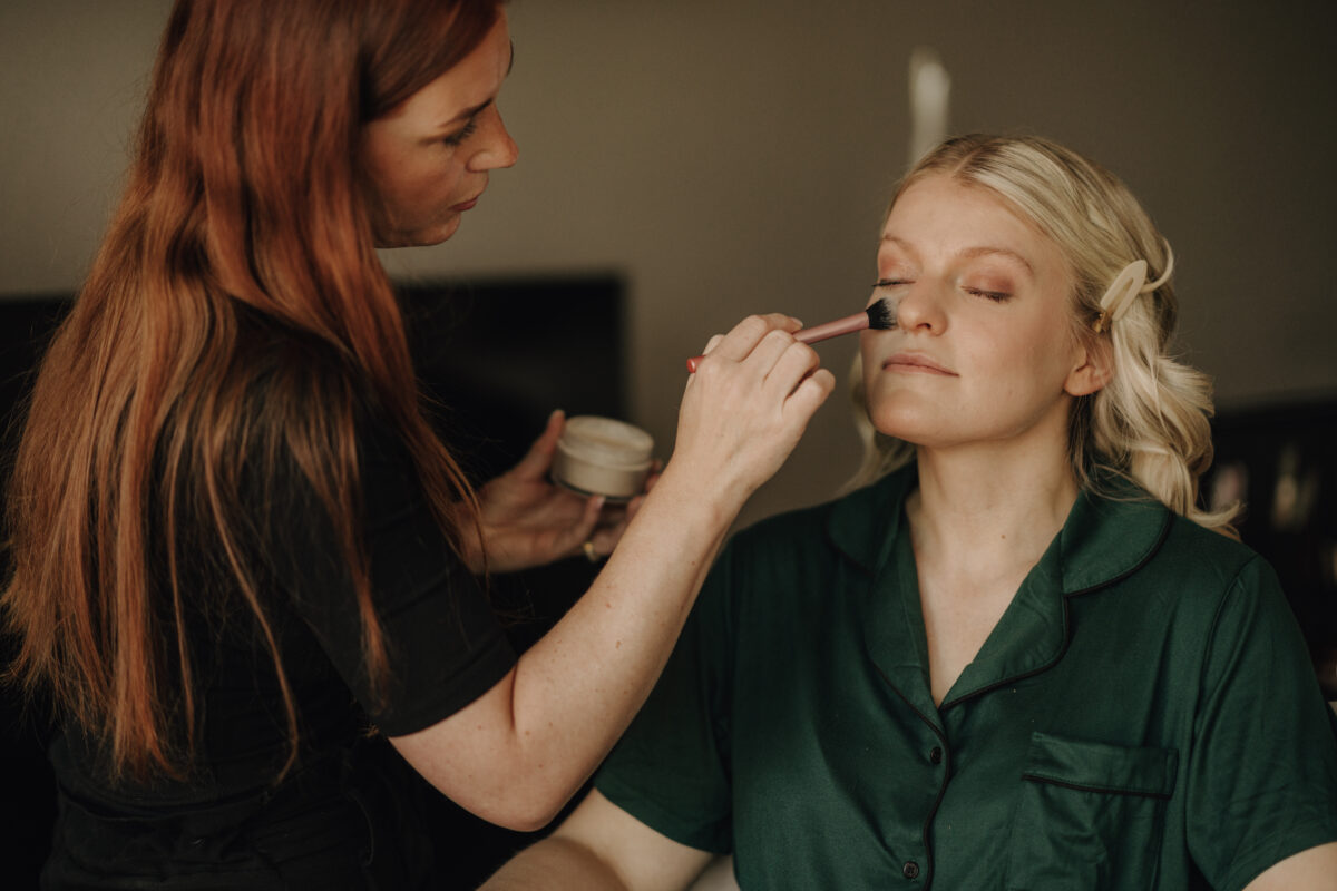 Hochzeitsportfolio, Braut beim Getting Ready während des Hochzeitsstylings | Hochzeitsfotografin Köln