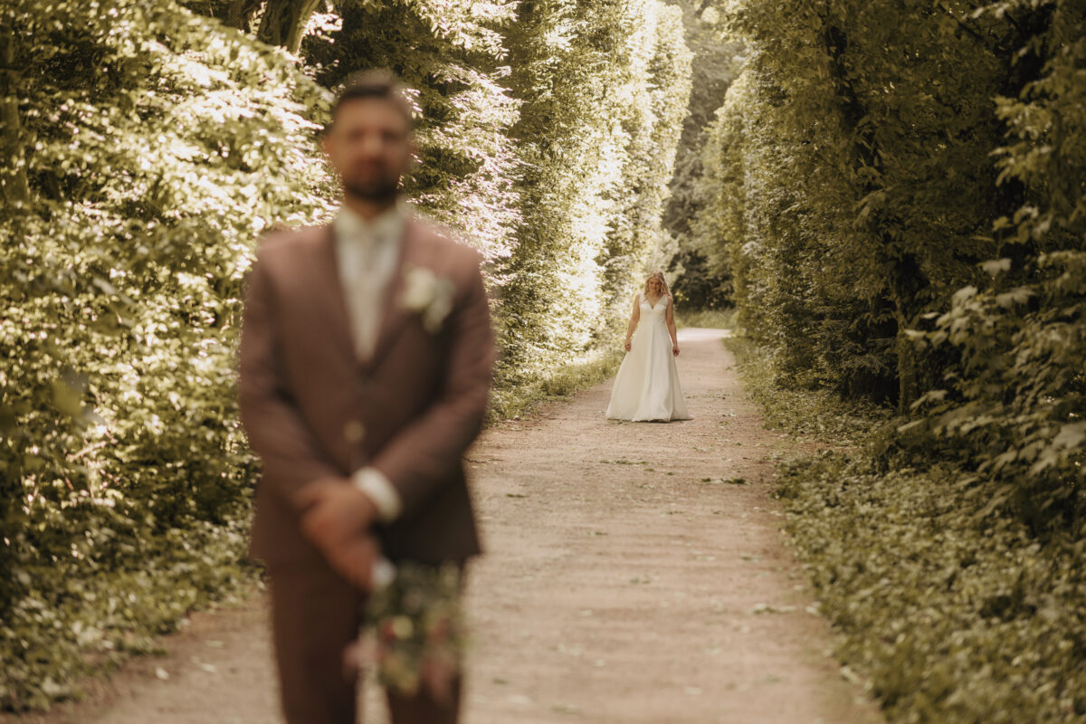 Hochzeitsportfolio, First Look im Schlossgarten – Braut läuft auf Bräutigam zu | Hochzeitsfotografin NRW