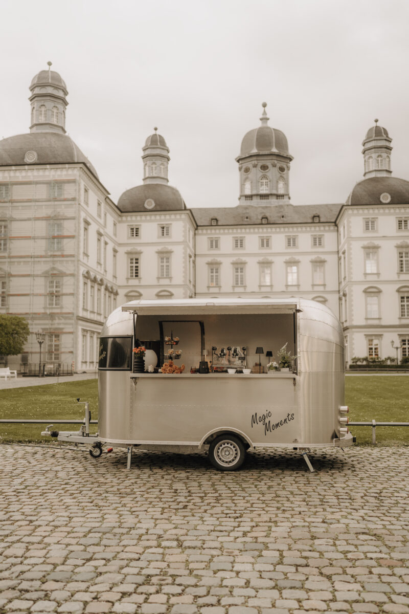 Hochzeitsportfolio, Hochzeitslocation vor einem Schloss mit Cateringwagen | Hochzeitsreportage Köln