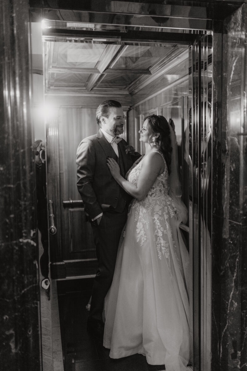 Hochzeitsportfolio, romantisches Brautpaarporträt im eleganten Schlossaufzug, Brautpaar steht sich gegenüber voneinander und gucken sich tief in die Augen | Hochzeitsfotografie NRW