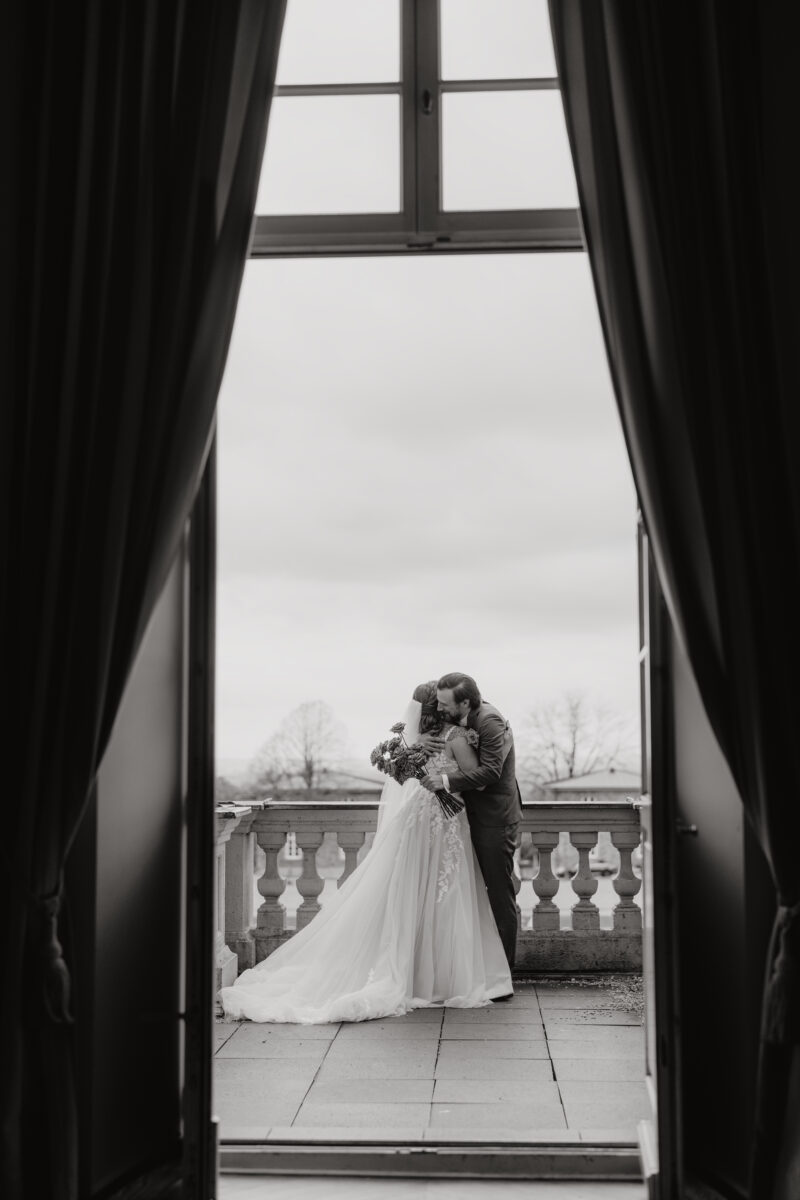 Hochzeitsportfolio, romantisches Brautpaarporträt auf einem Balkon in Schwarzweiß | Hochzeitsfotografin Köln