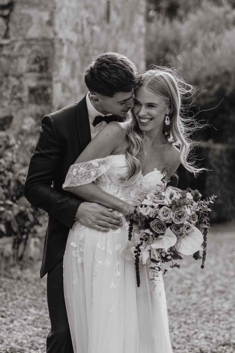 Hochzeitsportfolio, verliebtes Brautpaar während eines romantischen Moments in Schwarzweiß | Hochzeitsfotografie NRW