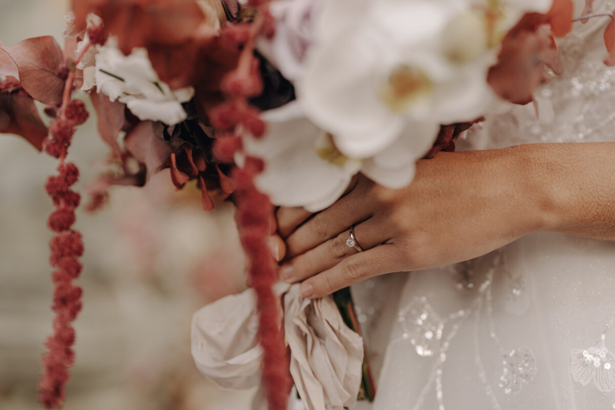 Hochzeitsportfolio, Detailaufnahme des Brautstraußes und der Hände der Braut | Hochzeitsfotografie Köln