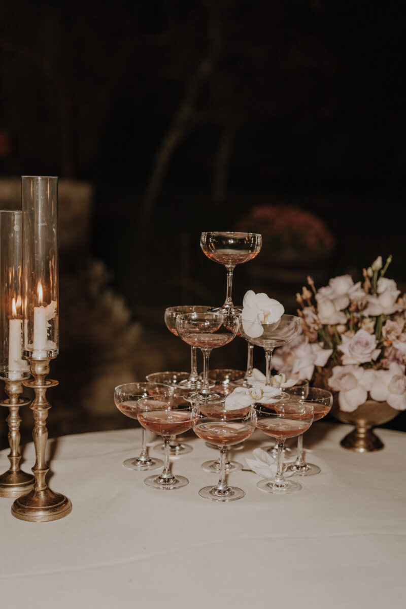 Hochzeitsportfolio, Foto von einem Champagnertower, links daneben zwei kleine Kerzenhalter.