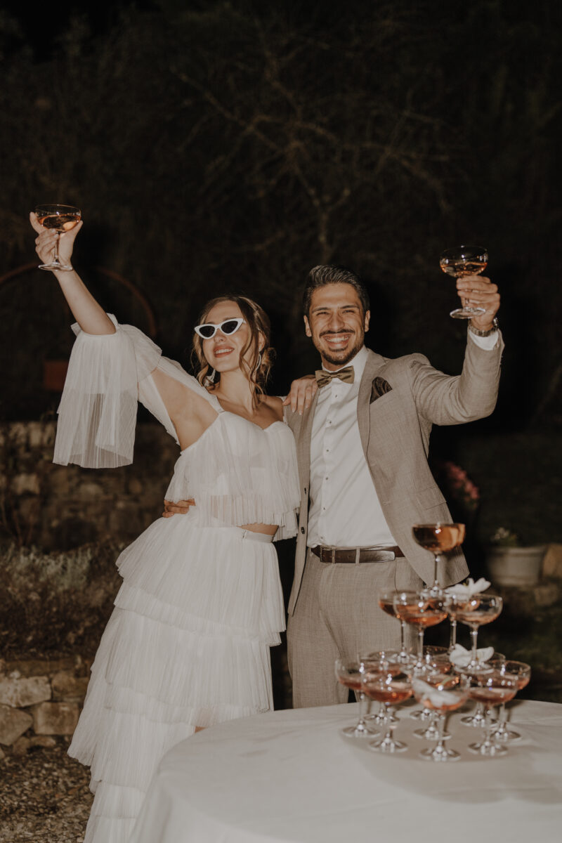 Hochzeitsportfolio, Brautpaar feiert ausgelassen mit Champagner während der Hochzeitsfeier | Hochzeitsreportage NRW