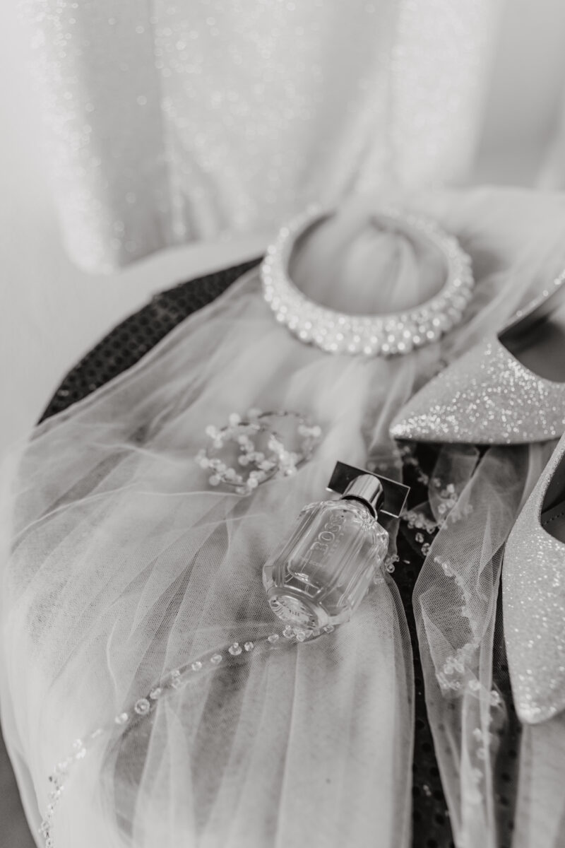 Hochzeitsportfolio, Hochzeitsdetails mit Schmuck, Parfum und Accessoires der Braut