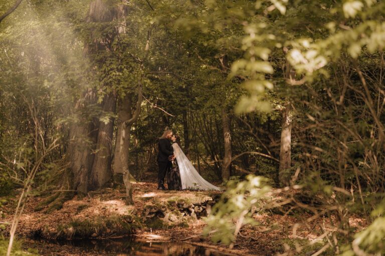 Hochzeitspaarfoto in einem idyllischen Wald. - Wildwald Vosswinkel Hochzeit