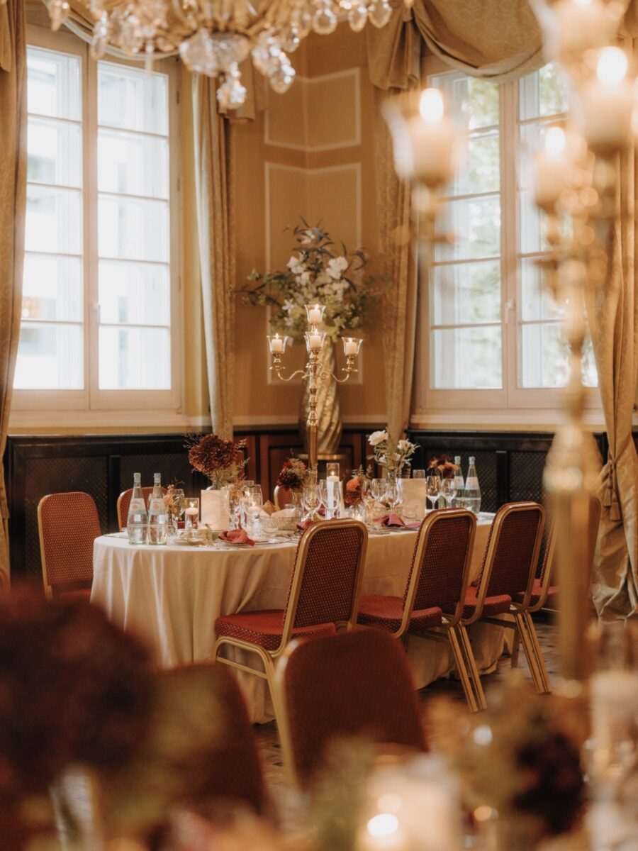Gedeckter Tisch einer Location für Hochzeitsfeiern. -Wolkenburg Köln Hochzeit